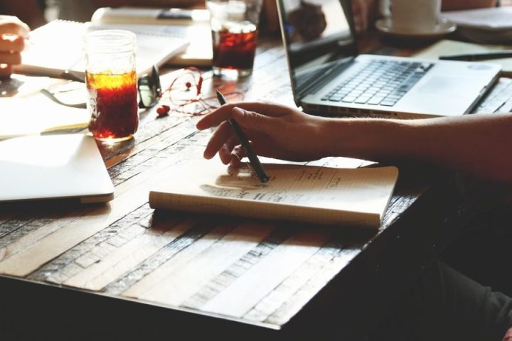 What Does a Financial Advisor Do for Dubai Property Investors