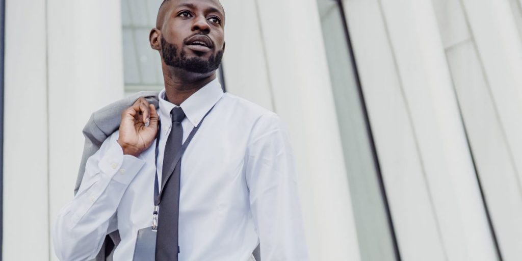 This guide explains how to become a financial advisor focused on Dubai real estate, laying out the education, certifications, licensing, practical experience, a...
